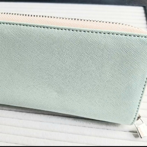 Aritzia's Sunday Best Bronte Zip Wallet - Picture 4 of 7